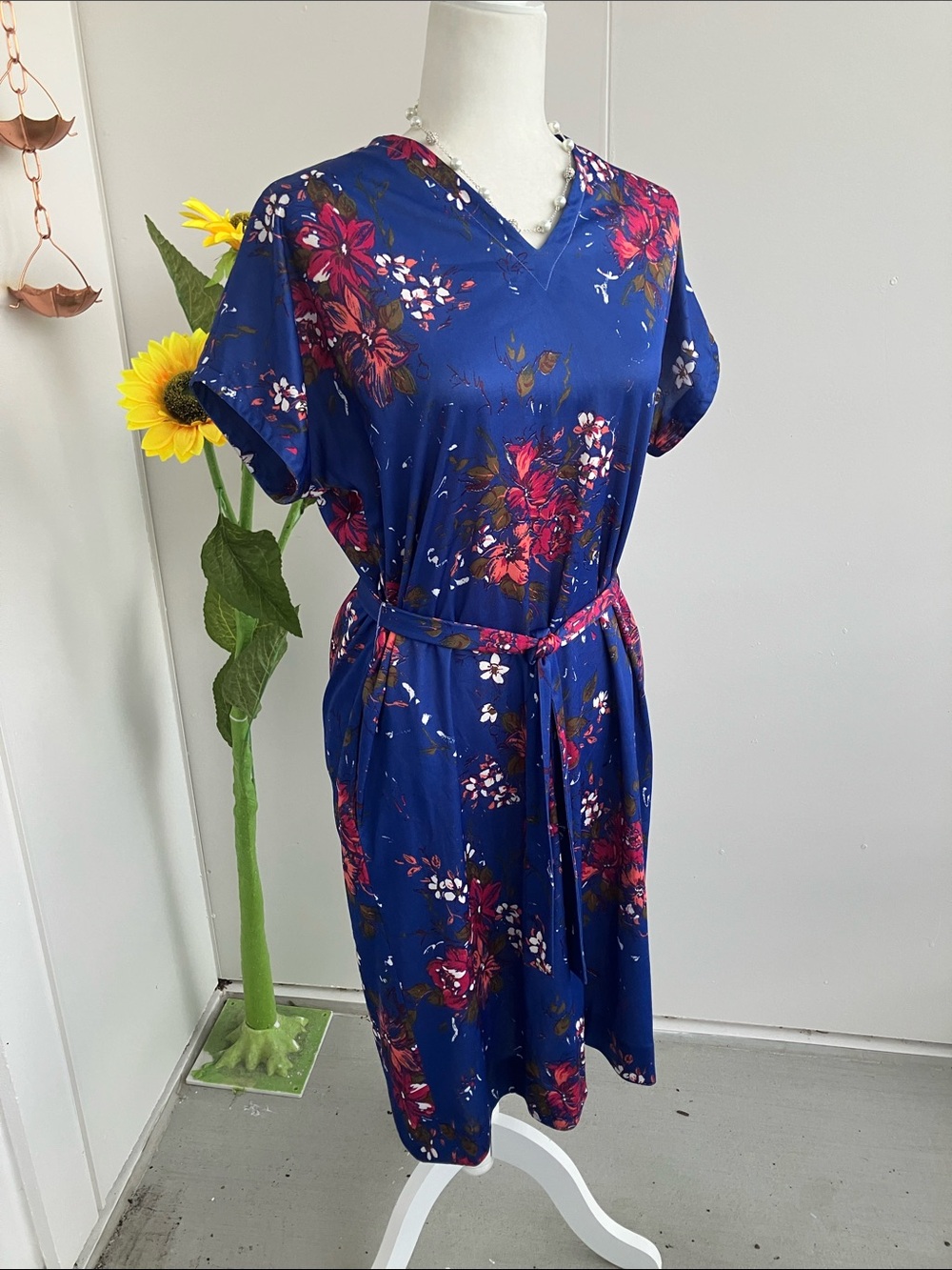 Vintage 70s Blue, Pink, White Floral Print Short Sleeve V Neck Midi Dress w Belt
